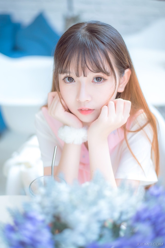 “什么！？”刘璋面色顿时惨白，议事厅里，一群人却是神色不由自主的活络起来，刘璋自掘坟墓，致使民心、军心尽失，如今阆中十万大军皆反，整个益州北部，已经沦为吕布治地，虽然吕布同样不怎么受人待见，但关中这些年的发展大家也看在眼里，虽说地没了，但吕布那里就算致仕，也至少能够混个富家翁做做，而且吕布到现在为止，还没有做过违背自己定下律法的事情。